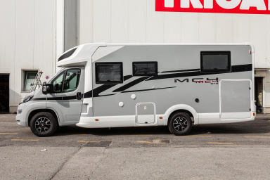 McLouis MC4 373 Autocaravana Perfilada con 4(+1 opc.) plazas para viajar y 4(+1 opc.) para dormir.